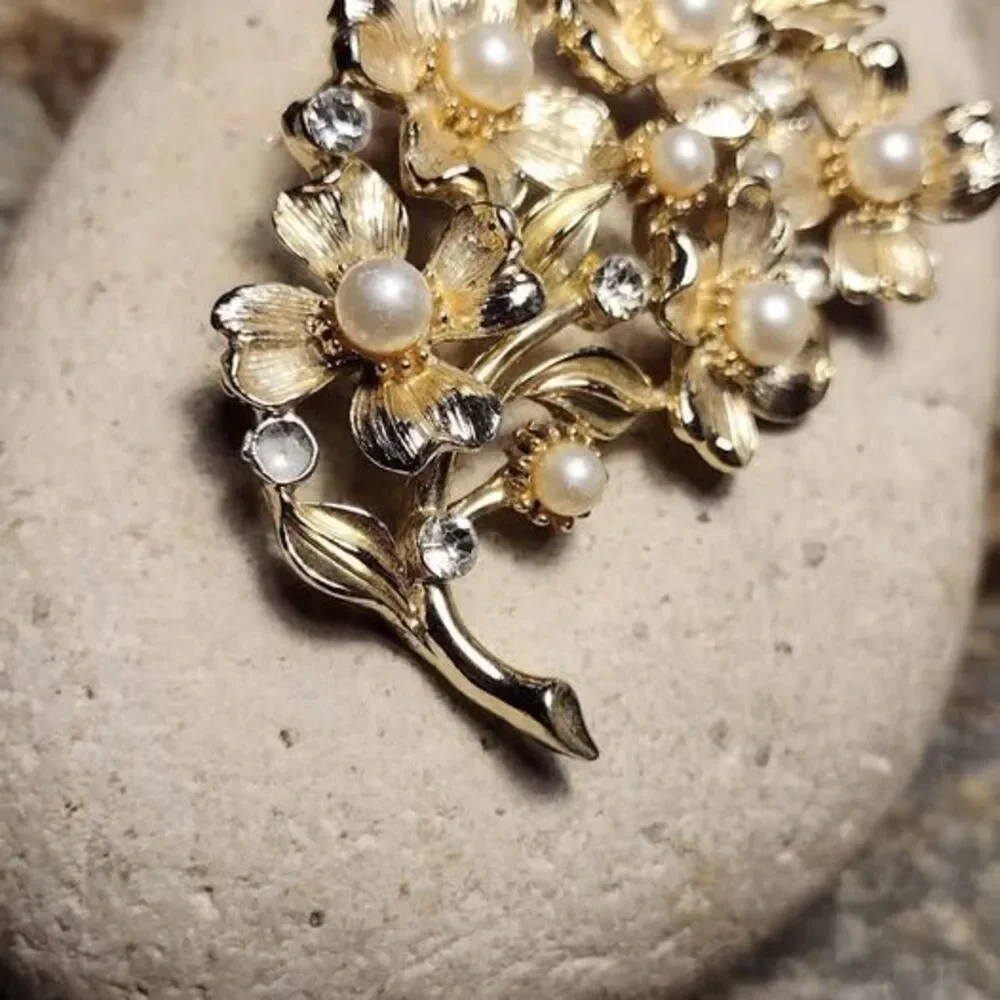 Lisner Dogwood Pearl Flower Gold tone Brooch Pin Vintage